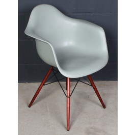 Eames Plastic Arm Chair DAW Mauve Grau Gestell dunkel