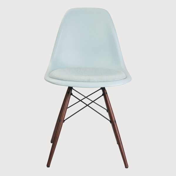 Eames Plastic Side Chair DSW mit Sitzpolster, Hellblau