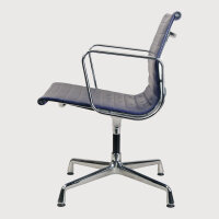 Bürostuhl Charles Eames Alu Chair EA 107 mit Leder, Blau